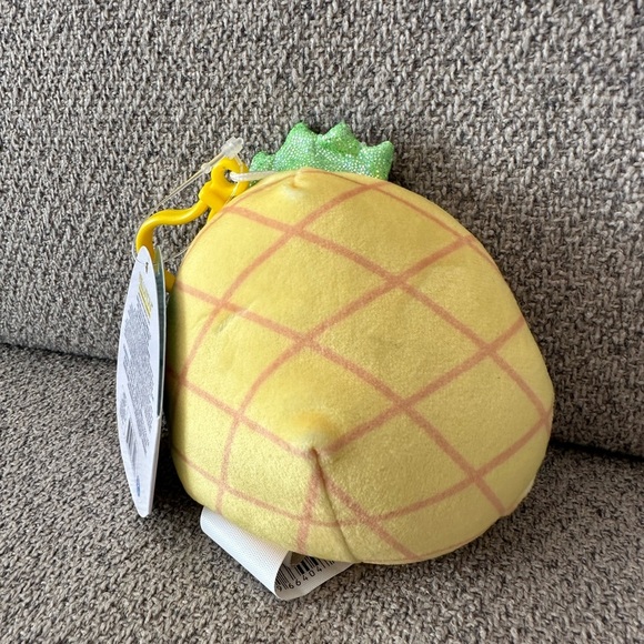 Nwt  🐧 🍍3"  Piper the Penguin as Pineapple Clip On Squishmallow - Picture 3 of 3